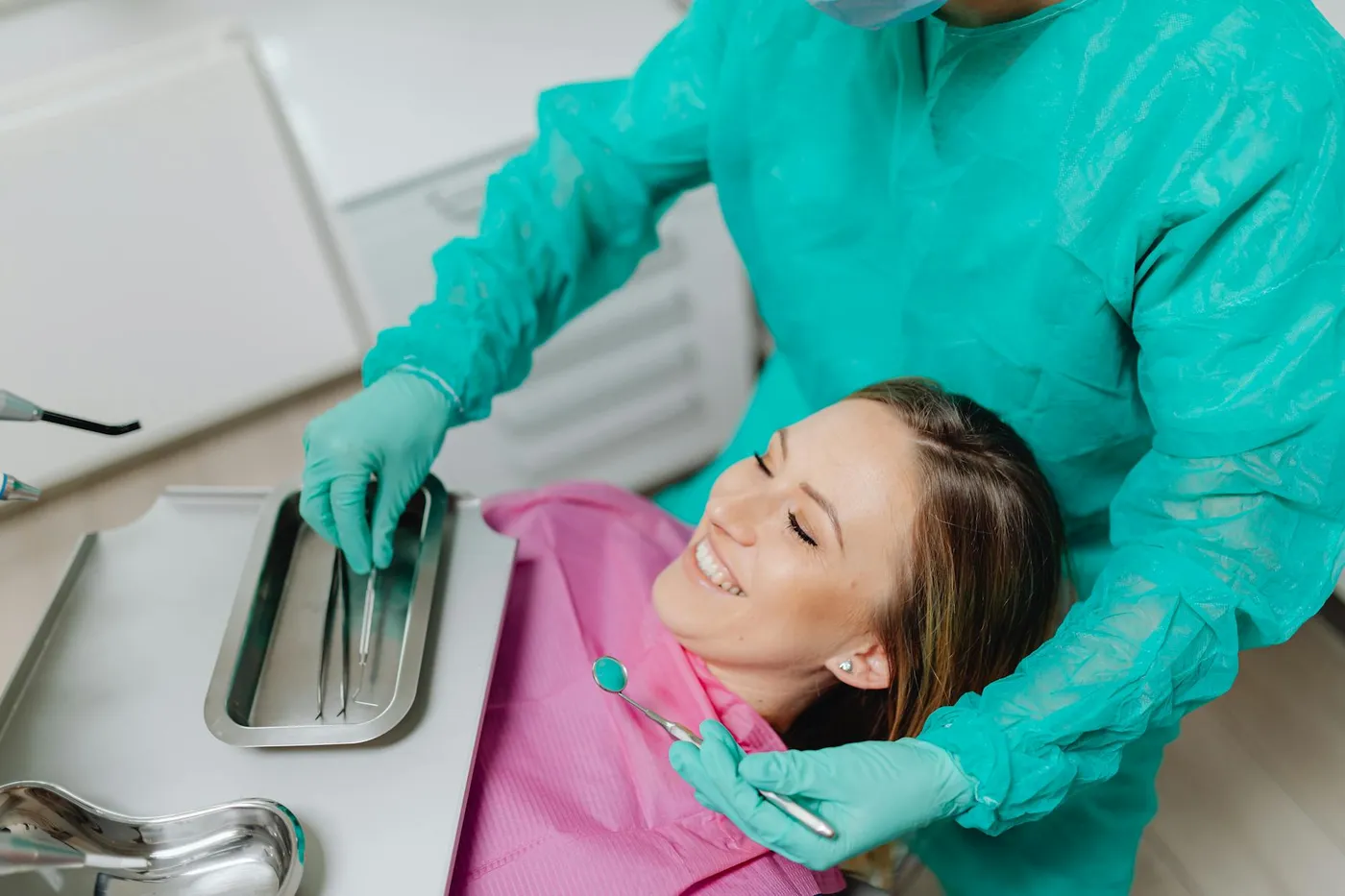 Dentista atendiendo con calidez a una paciente en Fashion Dent