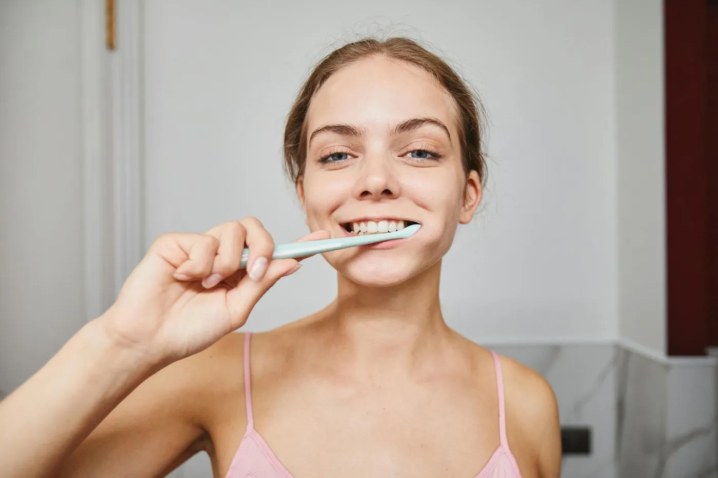 Mujer sonriente cuidando su higiene dental