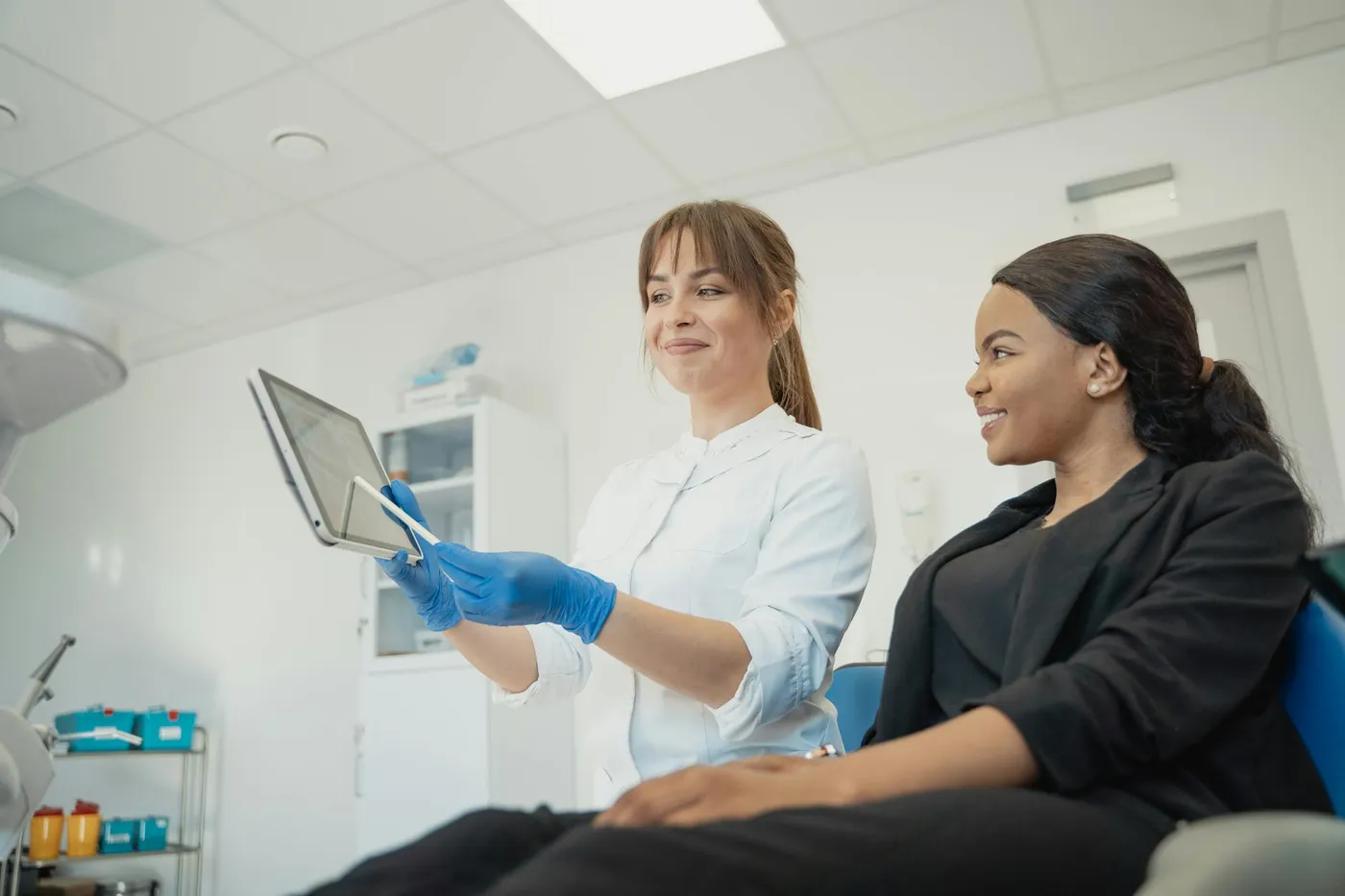Dentista explicando el tratamiento a una paciente en Fashion Dent
