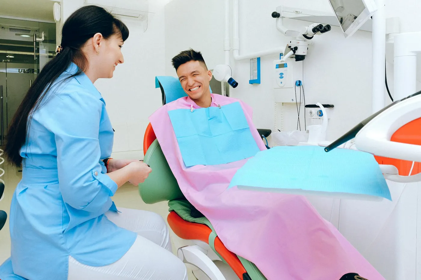 Paciente sonriendo y relajado durante su cita en Fashion Dent