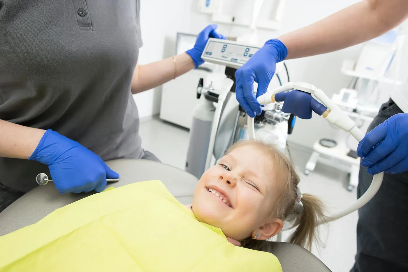 Niña sonriendo en el consultorio de Fashion Dent