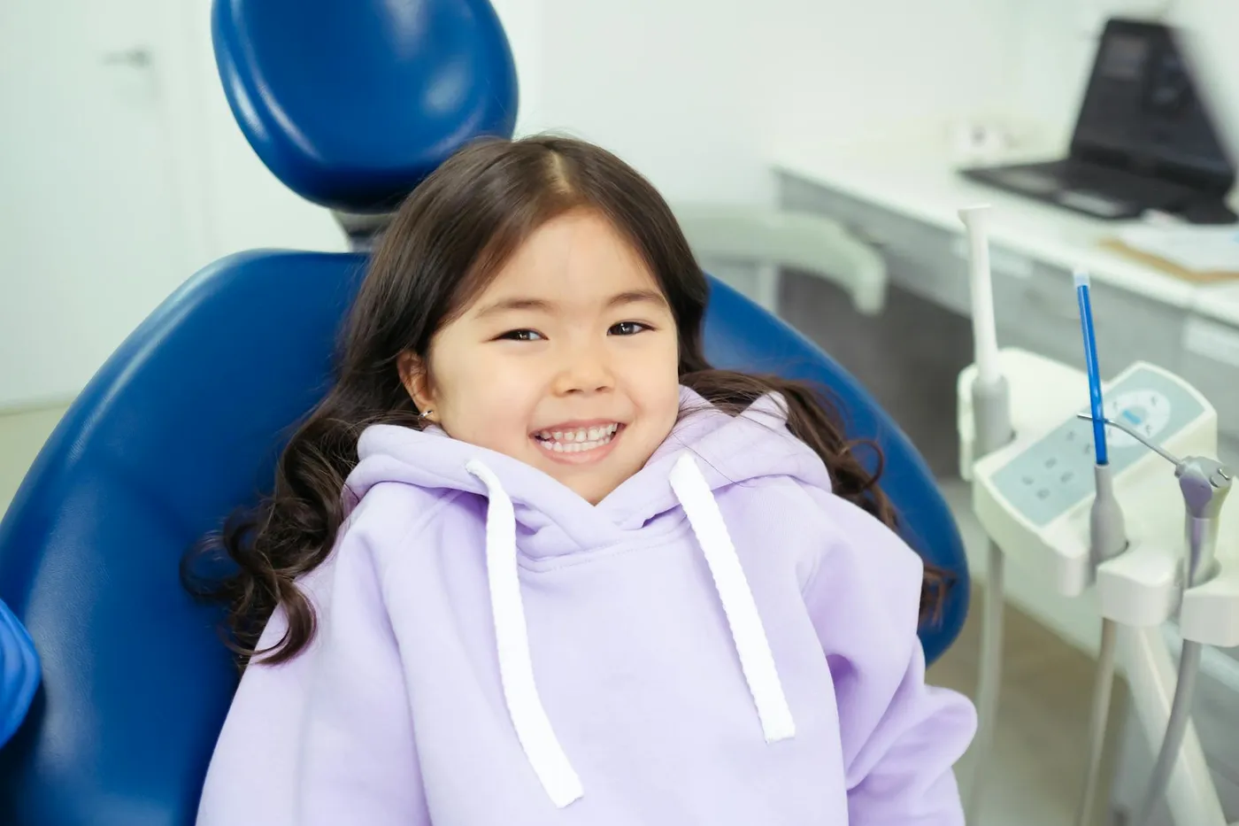 Niña feliz en su cita dental en Fashion Dent Kids